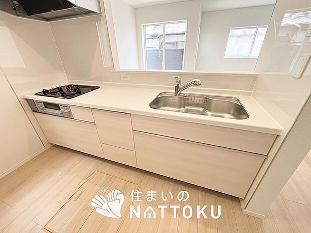 【現地写真(キッチン)】収納たっぷりのシステムキッチン、浄水器付水栓を標準装備しています。