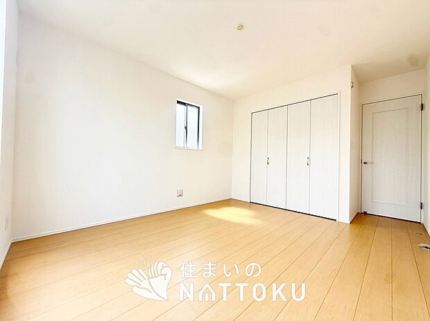 【現地写真(寝室)】木目の美しさを際立たせるシンプルデザインの建具を使用しています。