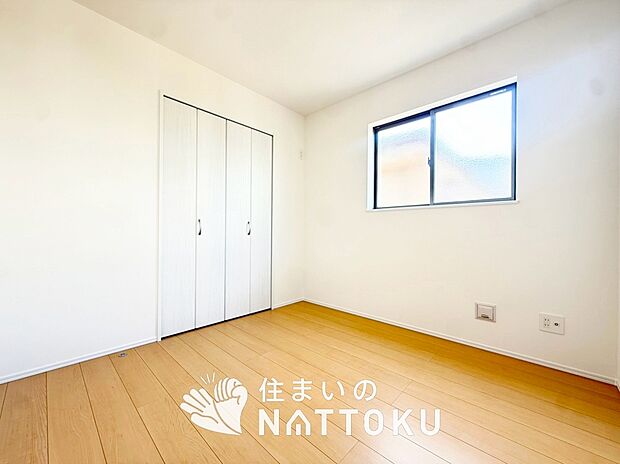 【現地写真(洋室)】木目の美しさを際立たせるシンプルデザインの建具を使用しています。