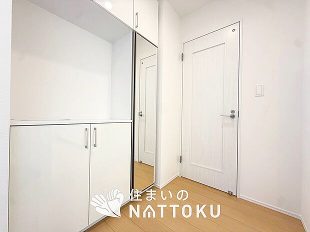 【現地写真(玄関)】玄関には、大型のシューズ収納を設置しています。