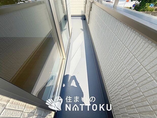【バルコニー】奥行きが広く、洗濯物をゆったりと干せる十分な広さで、家族の洗濯も捗ります。