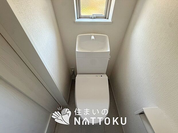 【トイレ】汚れてもサッとひと拭きでお手入れ簡単、エコ仕様の温水洗浄便座付きのトイレです。
バリアフリーにも配慮しています。