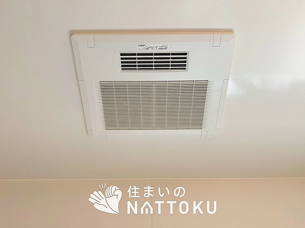 【浴室換気乾燥暖房機】寒い冬場はあたたかく、暑い夏場は扇風機のような心地よさです。
雨の日は、浴室が衣類乾燥スペースになります。