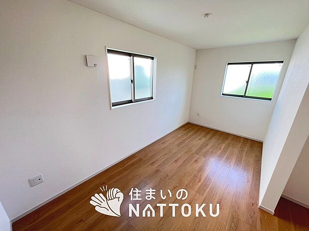 【現地写真（洋室）】木目の美しさを際立たせるシンプルデザインの建具を使用しています。