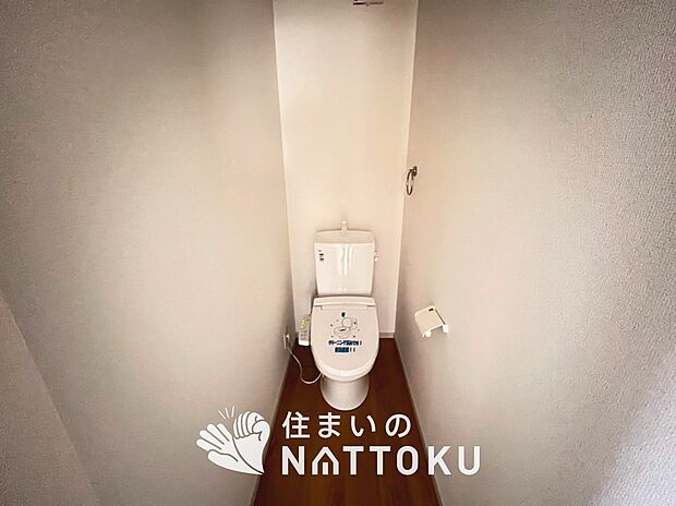 【トイレ】汚れてもサッとひと拭きでお手入れ簡単、エコ仕様の温水洗浄便座付きのトイレです。
バリアフリーにも配慮しています。
