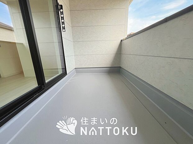 【バルコニー】奥行きが広く、洗濯物をゆったりと干せる十分な広さで、家族の洗濯も捗ります。