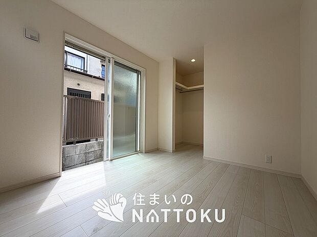 【現地写真(寝室)】木目の美しさを際立たせるシンプルデザインの建具を使用しています。