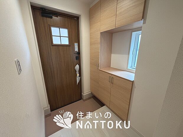 【現地写真(玄関)】玄関には、大型のシューズ収納を設置しています。