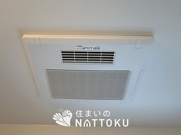 【電気式浴室暖房換気乾燥機】寒い冬場はあたたかく、暑い夏場は扇風機のような心地よさです。
雨の日は、浴室が衣類乾燥スペースになります。