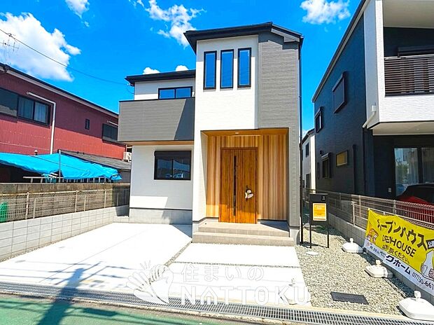 【現地写真(外観)】軽くて火災に強い屋根材を採用し、地震時の建物への負担や揺れを軽減しています。