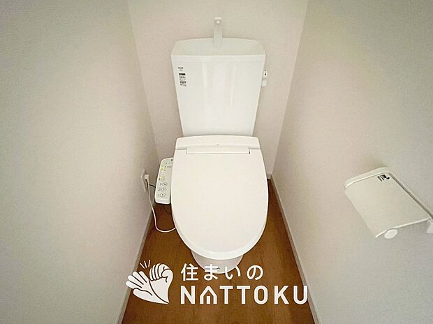 【トイレ】汚れてもサッとひと拭きでお手入れ簡単、エコ仕様の温水洗浄便座付きのトイレです。
バリアフリーにも配慮しています。