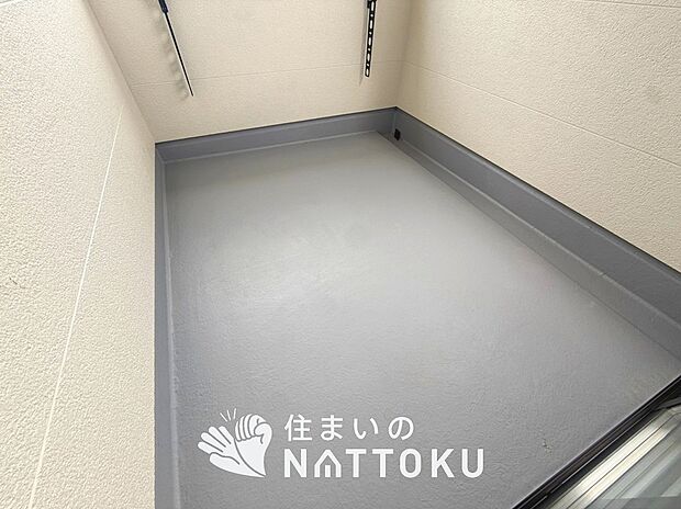 【バルコニー】奥行きが広く、洗濯物をゆったりと干せる十分な広さで、家族の洗濯も捗ります。