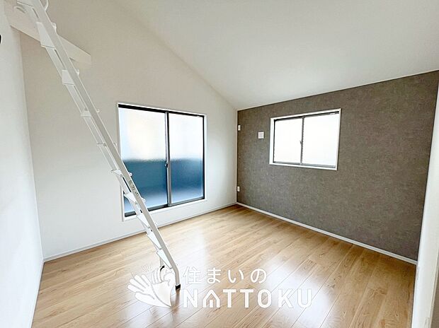 【現地写真(寝室)】木目の美しさを際立たせるシンプルデザインの建具を使用しています。