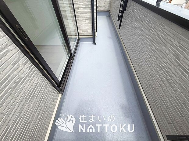 【バルコニー】奥行きが広く、洗濯物をゆったりと干せる十分な広さで、家族の洗濯も捗ります。