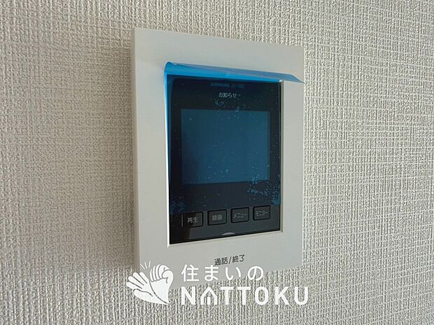 【TVモニター付インターホン】手放し通話ができ、送話表示灯で送話・受話状態が確認できます。
映像と音声で玄関先の様子をチェックできるモニター機能や、夜間の訪問者の顔も確認できるLEDライトを装備しています。