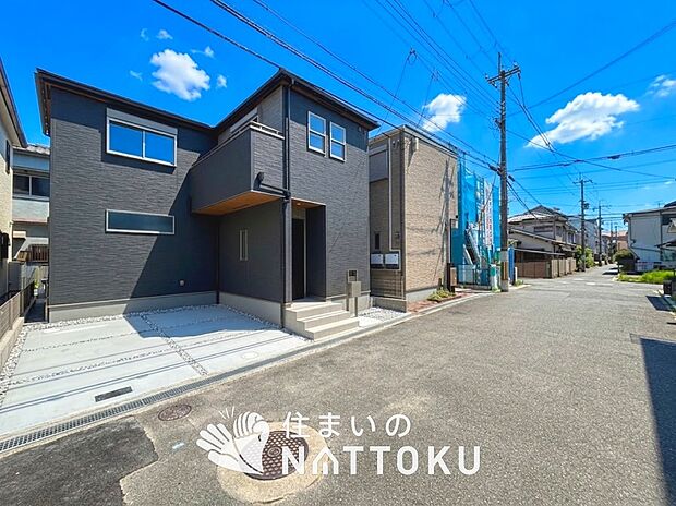 【現地写真(前道含む外観)】軽くて火災に強い屋根材を採用し、地震時の建物への負担や揺れを軽減しています。