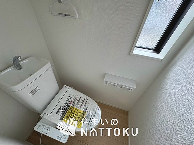 【トイレ】汚れてもサッとひと拭きでお手入れ簡単、エコ仕様の温水洗浄便座付きのトイレです。
バリアフリーにも配慮しています。