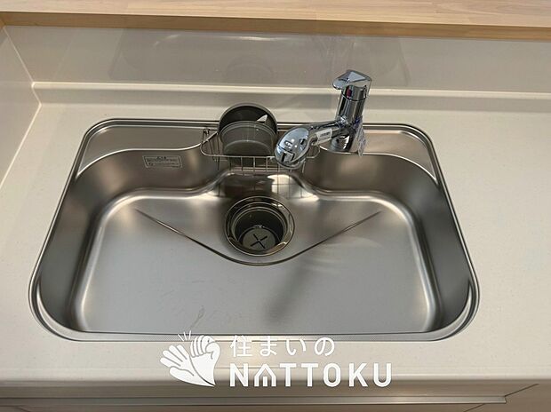 【浄水器一体型シャワー水栓付シンク】広々とした凸型シンクに洗剤ポケットを標準装備。すっきり収納できます。
また、蛇口の先端に浄水器を内蔵しているため場所をとりません。