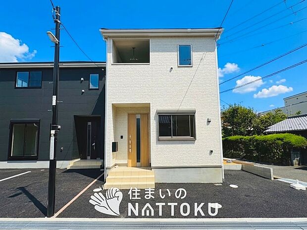 【現地写真(外観)【2号地】】軽くて火災に強い屋根材を採用し、地震時の建物への負担や揺れを軽減しています。