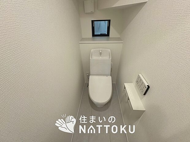 【トイレ】汚れてもサッとひと拭きでお手入れ簡単、エコ仕様の温水洗浄便座付きのトイレです。
バリアフリーにも配慮しています。