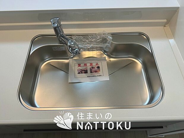 【浄水器内臓ハンドシャワー付シンク】広々とした凸型シンクに洗剤ポケットを標準装備。すっきり収納できます。
また、蛇口の先端に浄水器を内蔵しているため場所をとりません。