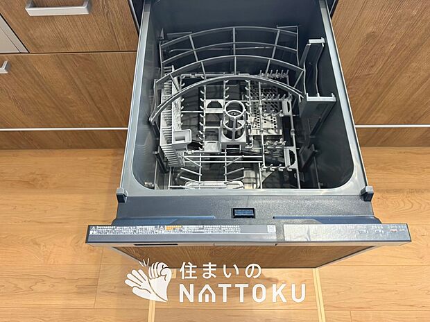【食器洗い乾燥機】食後の時間にゆとりを与えてくれる食器洗い乾燥機。
操作ボタンも上面にあるので、腰をかがめずに操作ができラクラクです。