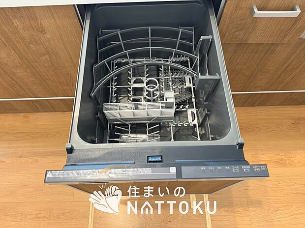 【食器洗い乾燥機】食後の時間にゆとりを与えてくれる食器洗い乾燥機。
操作ボタンも上面にあるので、腰をかがめずに操作ができラクラクです。