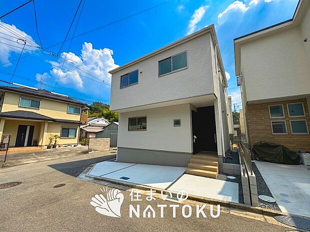 【現地写真(外観)】軽くて火災に強い屋根材を採用し、地震時の建物への負担や揺れを軽減しています。