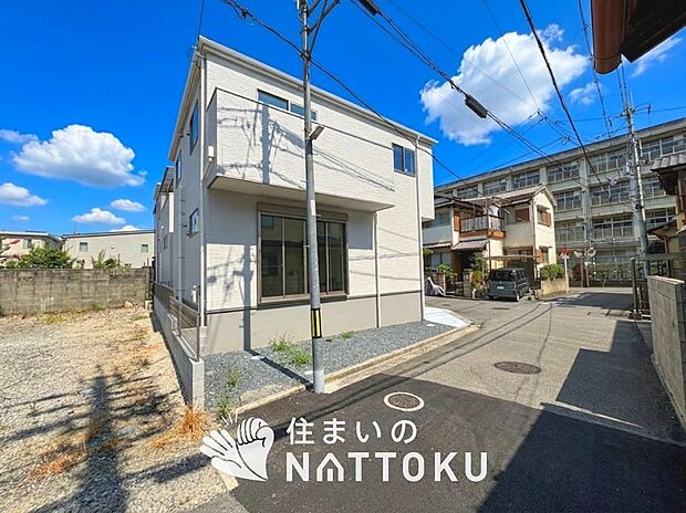 【現地写真(前道含む外観)】お引渡し後も無償の定期点検を行っており、暮らしの安心をお届けしています。