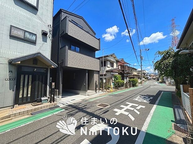 【現地写真(前道含む外観)】軽くて火災に強い屋根材を採用し、地震時の建物への負担や揺れを軽減しています。