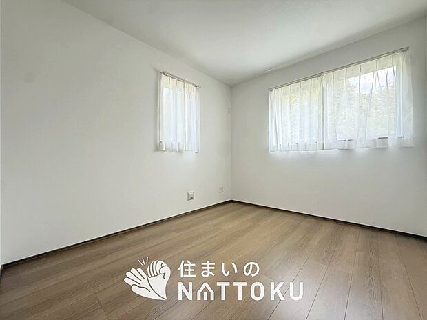 【現地写真(洋室)】木目の美しさを際立たせるシンプルデザインの建具を使用しています。