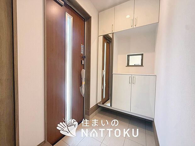 【現地写真(玄関)】玄関には、大型のシューズ収納を設置しています。