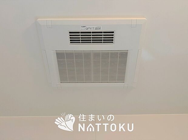 【浴室換気乾燥暖房機】寒い冬場はあたたかく、暑い夏場は扇風機のような心地よさです。
雨の日は、浴室が衣類乾燥スペースになります。