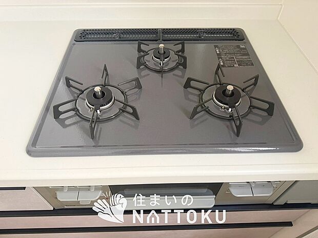 【ビルトインコンロ】フラットな構造で清掃性が高く、過熱防止センサー付3口タイプで日頃の家事も快適です。