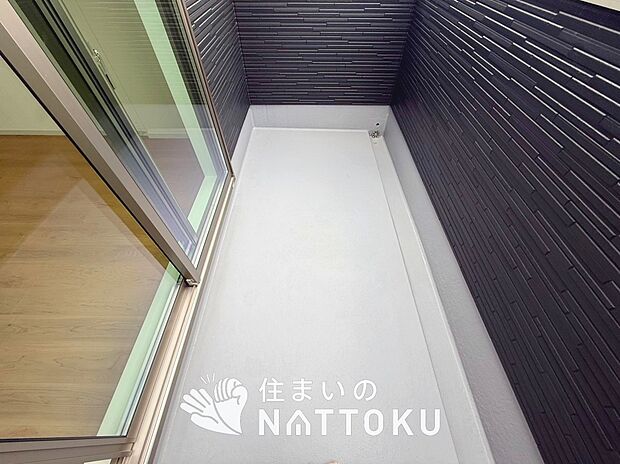 【バルコニー】奥行きが広く、洗濯物をゆったりと干せる十分な広さで、家族の洗濯も捗ります。