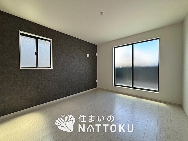 【現地写真(寝室)】木目の美しさを際立たせるシンプルデザインの建具を使用しています。