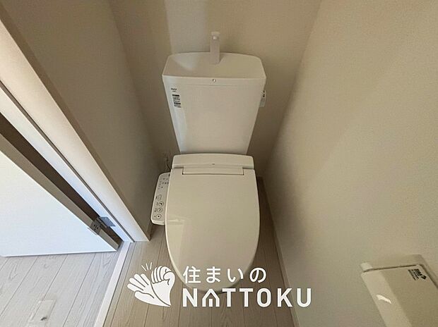 【トイレ】汚れてもサッとひと拭きでお手入れ簡単、エコ仕様の温水洗浄便座付きのトイレです。
バリアフリーにも配慮しています。