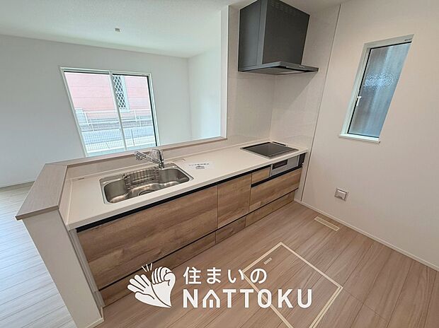 【現地写真(キッチン)】収納たっぷりのシステムキッチン、浄水器付水栓を標準装備しています。