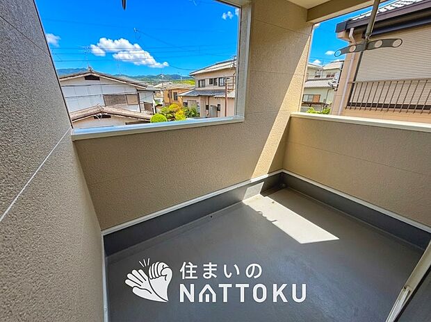 【バルコニー】奥行きが広く、洗濯物をゆったりと干せる十分な広さで、家族の洗濯も捗ります。