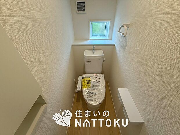 【トイレ】汚れてもサッとひと拭きでお手入れ簡単、エコ仕様の温水洗浄便座付きのトイレです。
バリアフリーにも配慮しています。