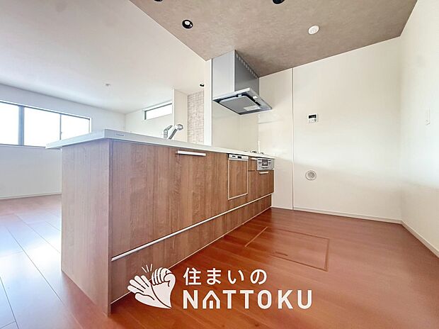 【現地写真(キッチン)】収納たっぷりのシステムキッチン、浄水器付水栓を標準装備しています。