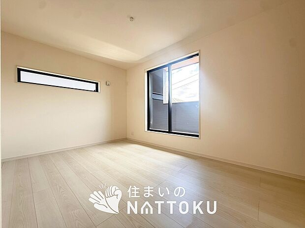 【現地写真(寝室)】木目の美しさを際立たせるシンプルデザインの建具を使用しています。