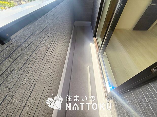 【バルコニー】奥行きが広く、洗濯物をゆったりと干せる十分な広さで、家族の洗濯も捗ります。