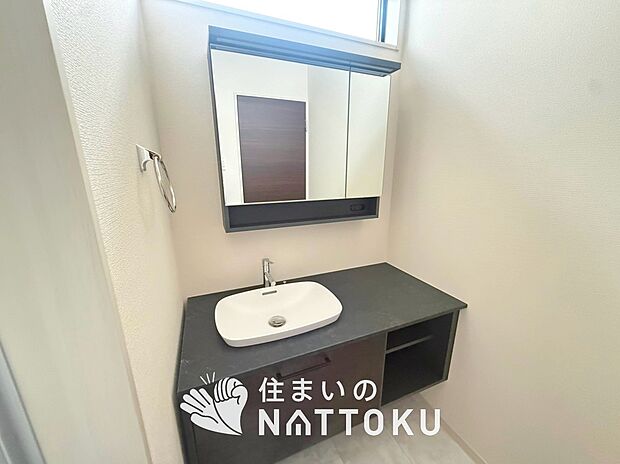 【洗面台・洗面所】鏡の両サイドは、必要なものを取出しやすく、大きな鏡面で朝の準備も快適。
使いやすいリフトアップ機能付きのシングルレバーシャワー水栓付です。
