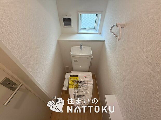 【トイレ】汚れてもサッとひと拭きでお手入れ簡単、エコ仕様の温水洗浄便座付きのトイレです。
バリアフリーにも配慮しています。