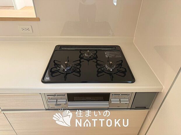 【ビルトインコンロ】フラットな構造で清掃性が高く、過熱防止センサー付３口タイプで日頃の家事も快適です。