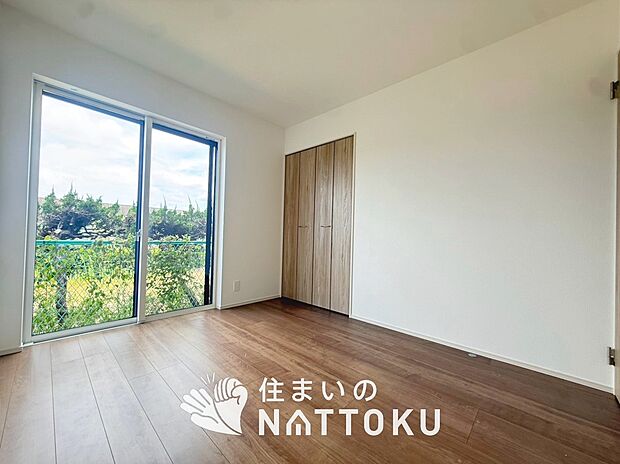 【現地写真(寝室)】木目の美しさを際立たせるシンプルデザインの建具を使用しています。
