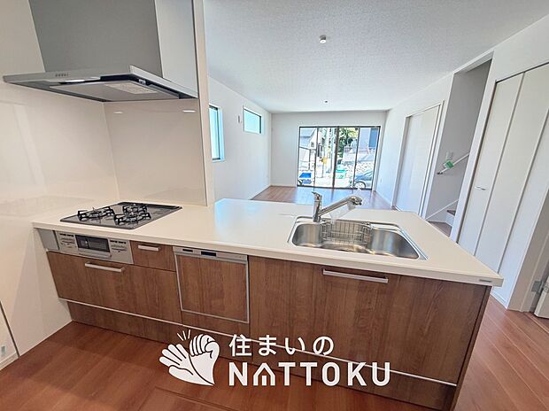 【現地写真(キッチン)】収納たっぷりのシステムキッチン、浄水器付水栓を標準装備しています。
