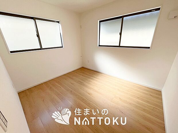 【現地写真(洋室)】木目の美しさを際立たせるシンプルデザインの建具を使用しています。