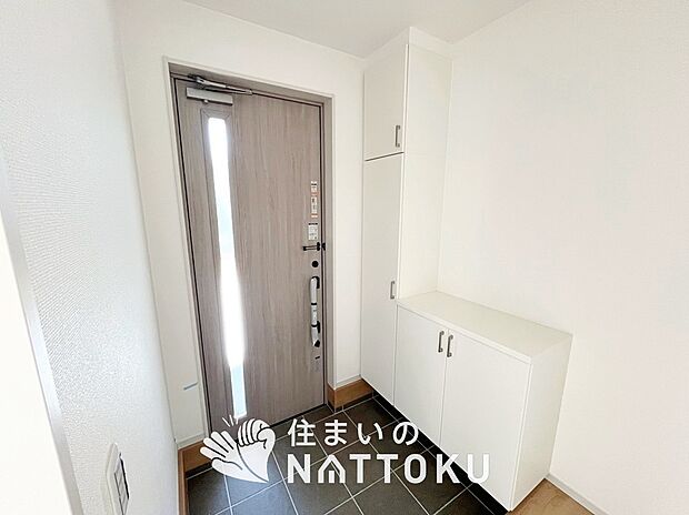 【現地写真(玄関)】玄関には、大型のシューズ収納を設置しています。
